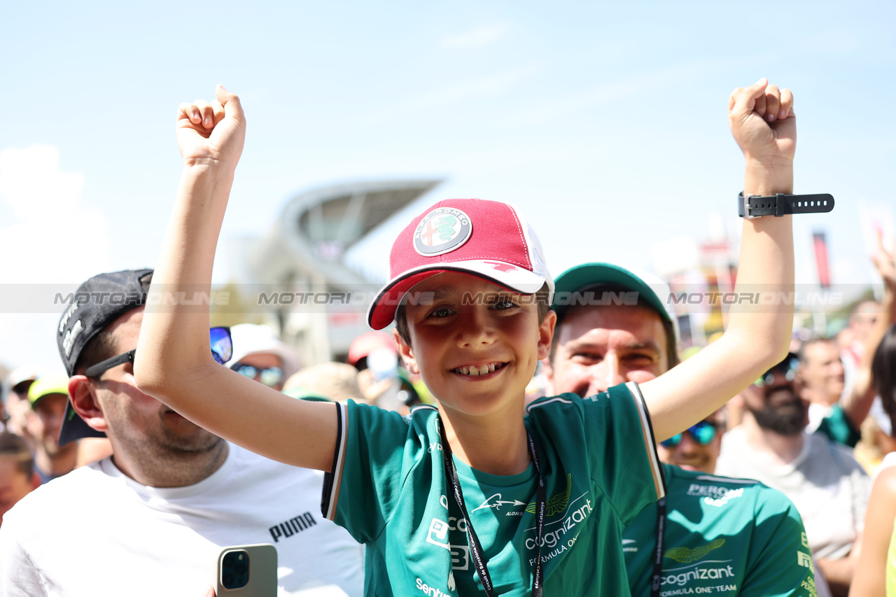 GP SPAGNA, A young fan at the FanZone Stage.

02.06.2023 Formula 1 World Championship, Rd 8, Spanish Grand Prix, Barcelona, Spain, Practice Day.

- www.xpbimages.com, EMail: requests@xpbimages.com ¬© Copyright: Bearne / XPB Images