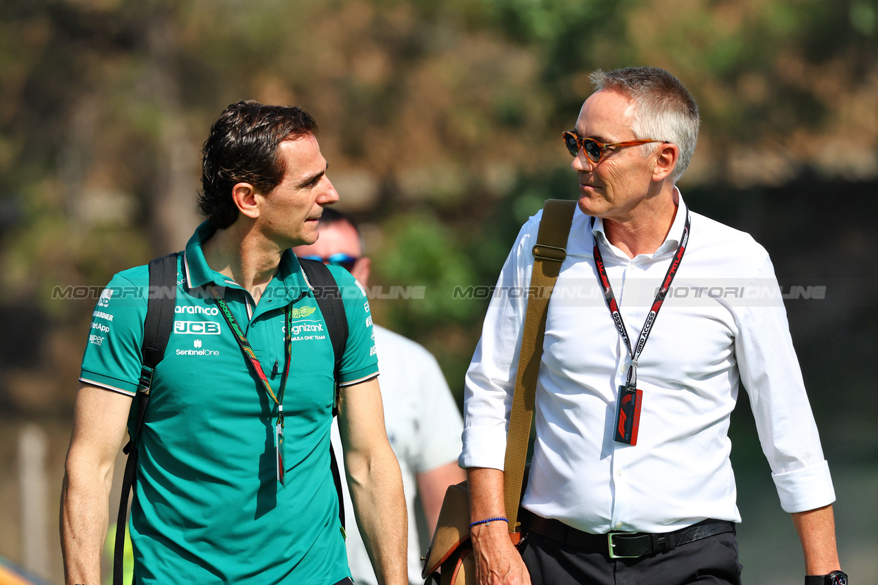 GP SPAGNA, (L to R): Pedro De La Rosa (ESP) Aston Martin F1 Team, Team Ambassador with Martin Whitmarsh (GBR) Aston Martin F1 Team Group Chief Executive Officer.

02.06.2023 Formula 1 World Championship, Rd 8, Spanish Grand Prix, Barcelona, Spain, Practice Day.

 - www.xpbimages.com, EMail: requests@xpbimages.com ¬© Copyright: Coates / XPB Images