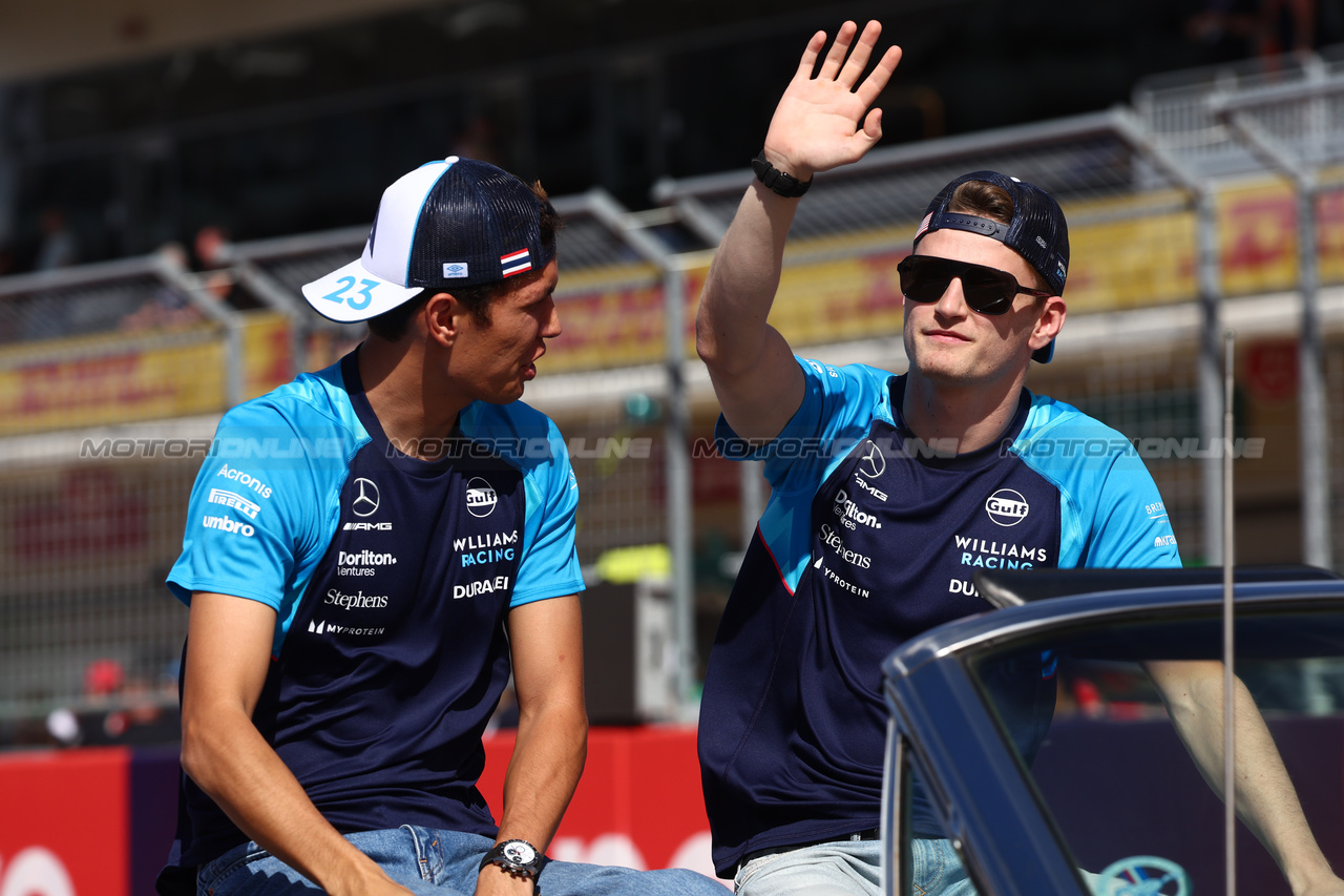 GP STATI UNITI, (L to R): Alexander Albon (THA) Williams Racing e Logan Sargeant (USA) Williams Racing on the drivers' parade.

22.10.2023. Formula 1 World Championship, Rd 19, United States Grand Prix, Austin, Texas, USA, Gara Day.

- www.xpbimages.com, EMail: requests@xpbimages.com © Copyright: Batchelor / XPB Images