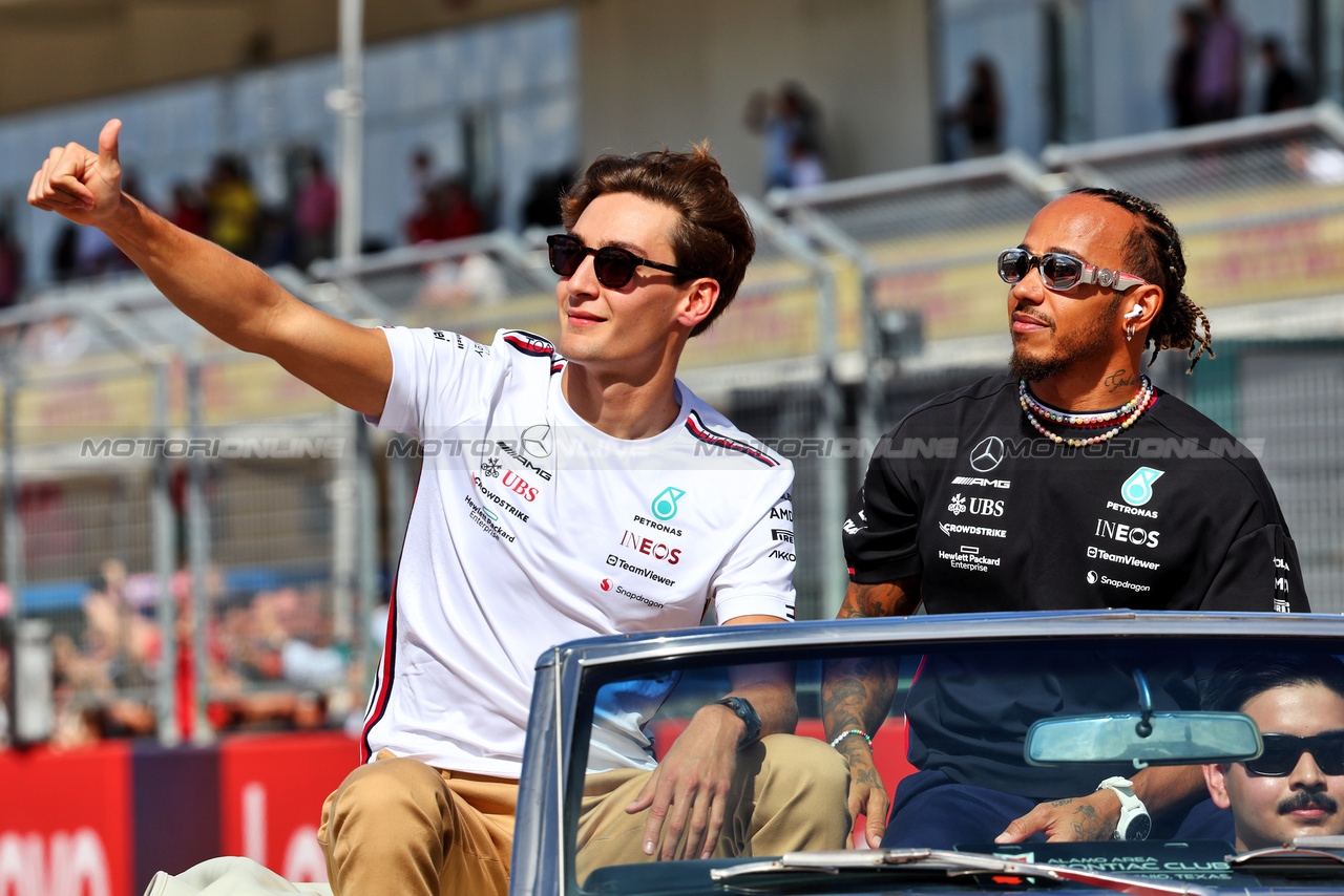 GP STATI UNITI, (L to R): George Russell (GBR) Mercedes AMG F1 e Lewis Hamilton (GBR) Mercedes AMG F1 on the drivers' parade.

22.10.2023. Formula 1 World Championship, Rd 19, United States Grand Prix, Austin, Texas, USA, Gara Day.

- www.xpbimages.com, EMail: requests@xpbimages.com © Copyright: Batchelor / XPB Images