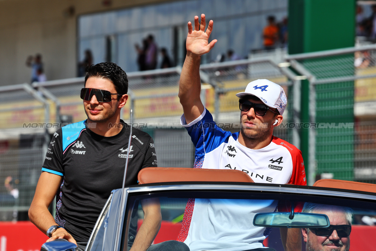 GP STATI UNITI, (L to R): Esteban Ocon (FRA) Alpine F1 Team e Pierre Gasly (FRA) Alpine F1 Team on the drivers' parade.

22.10.2023. Formula 1 World Championship, Rd 19, United States Grand Prix, Austin, Texas, USA, Gara Day.

- www.xpbimages.com, EMail: requests@xpbimages.com © Copyright: Batchelor / XPB Images