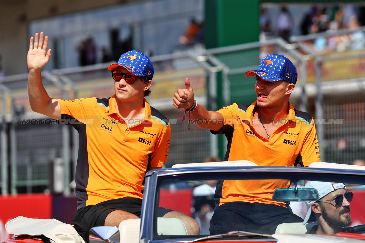 GP STATI UNITI, (L to R): Oscar Piastri (AUS) McLaren e Lando Norris (GBR) McLaren on the drivers' parade.

22.10.2023. Formula 1 World Championship, Rd 19, United States Grand Prix, Austin, Texas, USA, Gara Day.

- www.xpbimages.com, EMail: requests@xpbimages.com © Copyright: Batchelor / XPB Images