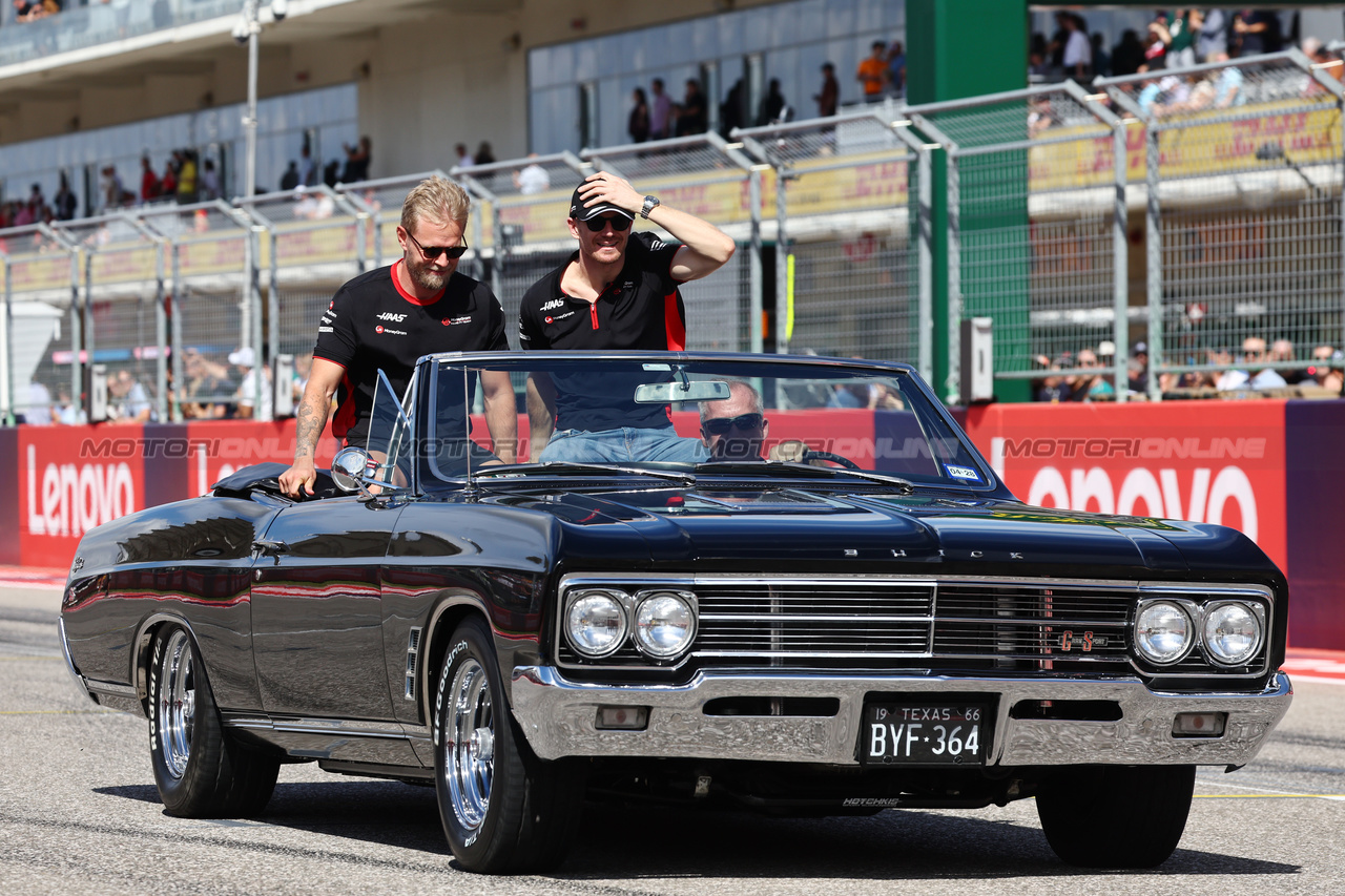 GP STATI UNITI, (L to R): Kevin Magnussen (DEN) Haas F1 Team e Nico Hulkenberg (GER) Haas F1 Team on the drivers' parade.

22.10.2023. Formula 1 World Championship, Rd 19, United States Grand Prix, Austin, Texas, USA, Gara Day.

- www.xpbimages.com, EMail: requests@xpbimages.com © Copyright: Batchelor / XPB Images