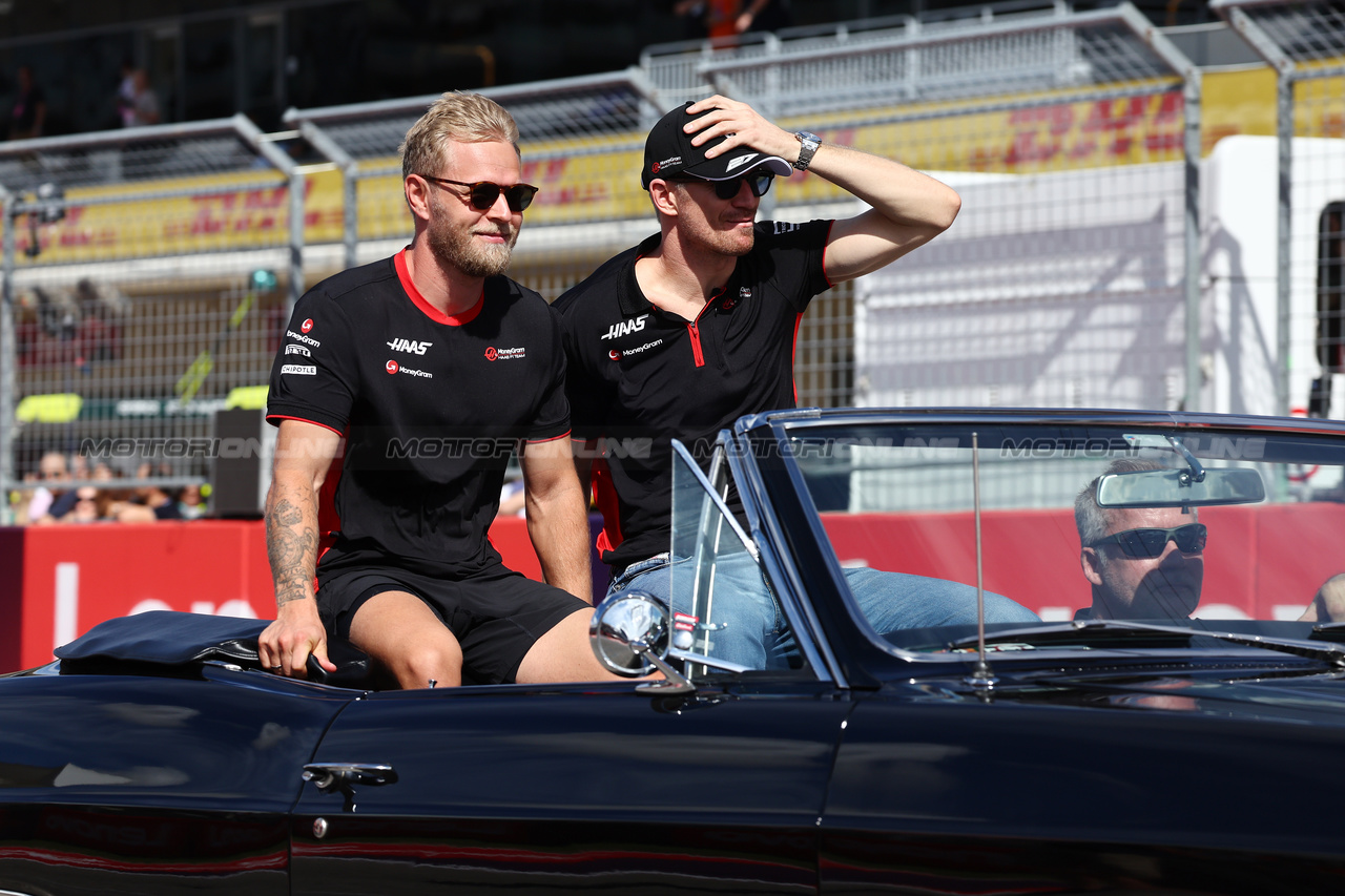GP STATI UNITI, (L to R): Kevin Magnussen (DEN) Haas F1 Team e Nico Hulkenberg (GER) Haas F1 Team on the drivers' parade.

22.10.2023. Formula 1 World Championship, Rd 19, United States Grand Prix, Austin, Texas, USA, Gara Day.

- www.xpbimages.com, EMail: requests@xpbimages.com © Copyright: Batchelor / XPB Images