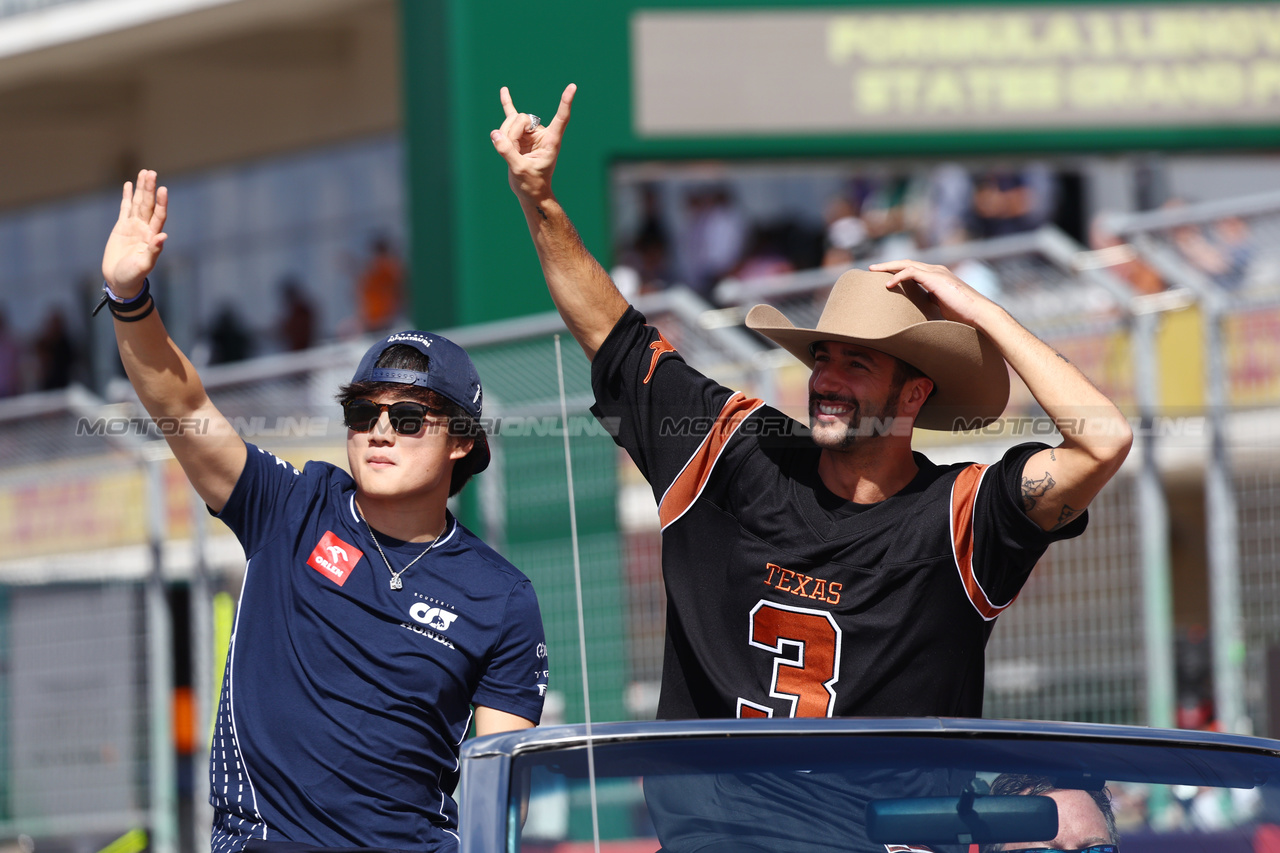 GP STATI UNITI, (L to R): Yuki Tsunoda (JPN) AlphaTauri e Daniel Ricciardo (AUS) AlphaTauri on the drivers' parade.

22.10.2023. Formula 1 World Championship, Rd 19, United States Grand Prix, Austin, Texas, USA, Gara Day.

- www.xpbimages.com, EMail: requests@xpbimages.com © Copyright: Batchelor / XPB Images