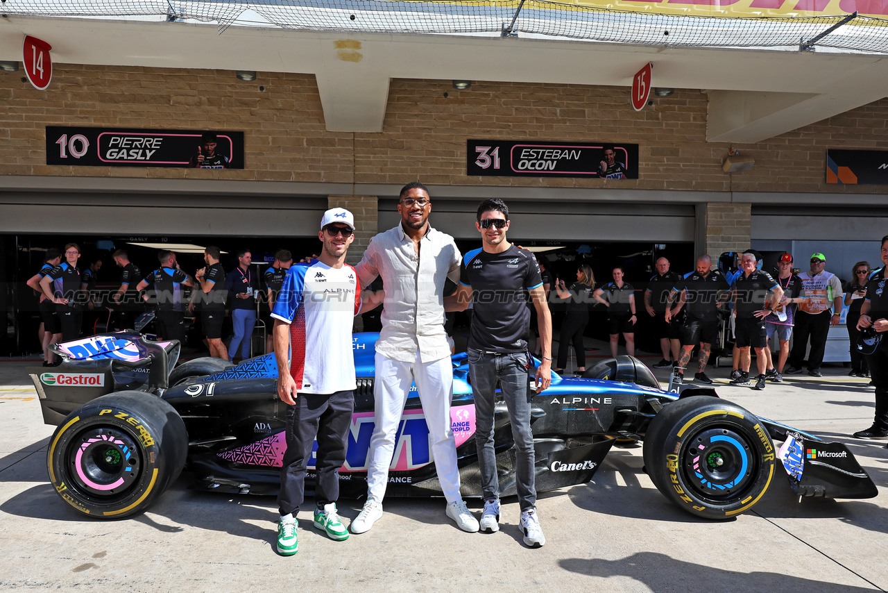GP STATI UNITI, (L to R): Pierre Gasly (FRA) Alpine F1 Team with Anthony Joshua (GBR) Boxer e Otro Capital Alpine F1 Team Investor e Esteban Ocon (FRA) Alpine F1 Team.

22.10.2023. Formula 1 World Championship, Rd 19, United States Grand Prix, Austin, Texas, USA, Gara Day.

- www.xpbimages.com, EMail: requests@xpbimages.com © Copyright: Moy / XPB Images