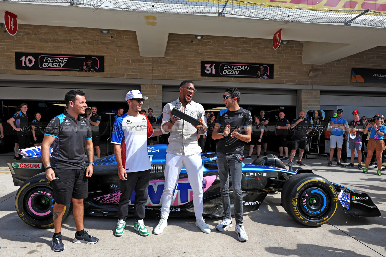 GP STATI UNITI, (L to R): Pierre Gasly (FRA) Alpine F1 Team with Anthony Joshua (GBR) Boxer e Otro Capital Alpine F1 Team Investor e Esteban Ocon (FRA) Alpine F1 Team.

22.10.2023. Formula 1 World Championship, Rd 19, United States Grand Prix, Austin, Texas, USA, Gara Day.

- www.xpbimages.com, EMail: requests@xpbimages.com © Copyright: Moy / XPB Images
