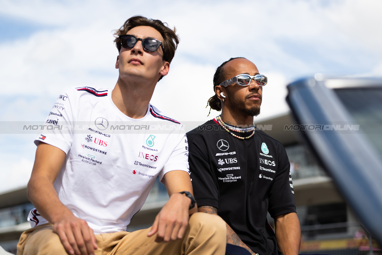 GP STATI UNITI, (L to R): George Russell (GBR) Mercedes AMG F1 e Lewis Hamilton (GBR) Mercedes AMG F1 on the drivers' parade.

22.10.2023. Formula 1 World Championship, Rd 19, United States Grand Prix, Austin, Texas, USA, Gara Day.

- www.xpbimages.com, EMail: requests@xpbimages.com © Copyright: Price / XPB Images