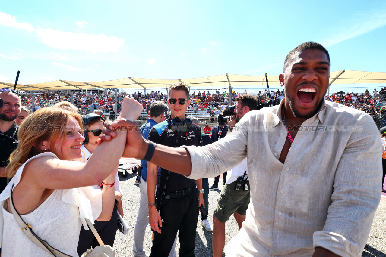 GP STATI UNITI, (L to R): Geri Horner (GBR) Singer with Anthony Joshua (GBR) Boxer e Otro Capital Alpine F1 Team Investor on the grid.

22.10.2023. Formula 1 World Championship, Rd 19, United States Grand Prix, Austin, Texas, USA, Gara Day.

 - www.xpbimages.com, EMail: requests@xpbimages.com © Copyright: Coates / XPB Images
