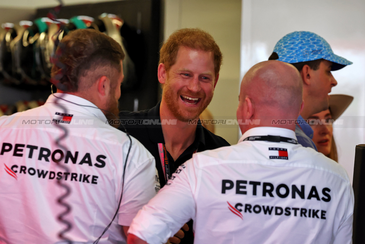 GP STATI UNITI, Prince Harry (GBR) Duke of Sussex with Mercedes AMG F1.

22.10.2023. Formula 1 World Championship, Rd 19, United States Grand Prix, Austin, Texas, USA, Gara Day.

- www.xpbimages.com, EMail: requests@xpbimages.com © Copyright: Moy / XPB Images