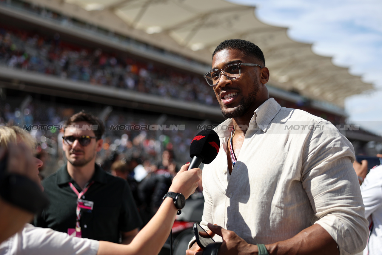 GP STATI UNITI, Anthony Joshua (GBR) Boxer e Otro Capital Alpine F1 Team Investor on the grid.

22.10.2023. Formula 1 World Championship, Rd 19, United States Grand Prix, Austin, Texas, USA, Gara Day.

- www.xpbimages.com, EMail: requests@xpbimages.com © Copyright: Bearne / XPB Images