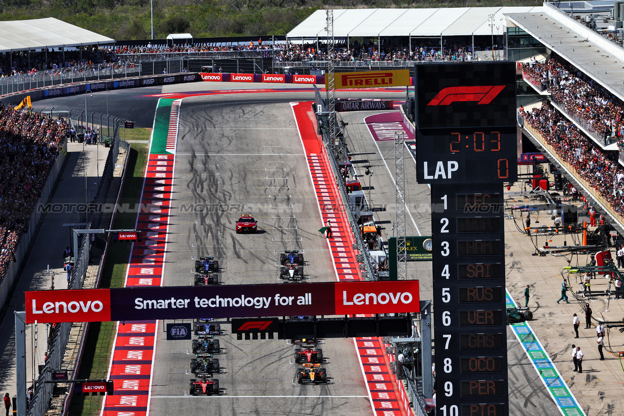 GP STATI UNITI, Charles Leclerc (MON) Ferrari SF-23 e Lando Norris (GBR) McLaren MCL60 at the partenza of the race.

22.10.2023. Formula 1 World Championship, Rd 19, United States Grand Prix, Austin, Texas, USA, Gara Day.

- www.xpbimages.com, EMail: requests@xpbimages.com © Copyright: Batchelor / XPB Images