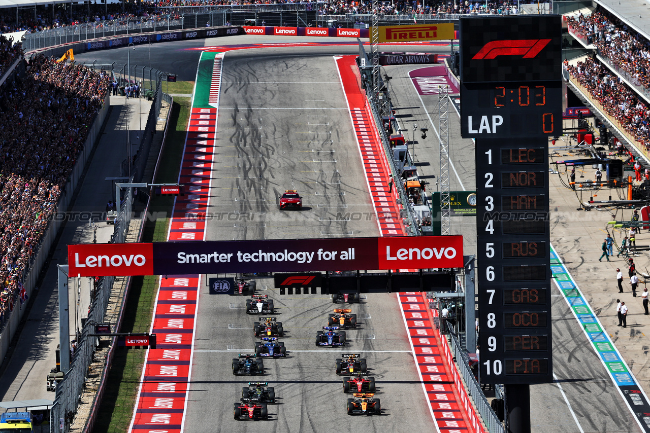 GP STATI UNITI, Charles Leclerc (MON) Ferrari SF-23 e Lando Norris (GBR) McLaren MCL60 at the partenza of the race.

22.10.2023. Formula 1 World Championship, Rd 19, United States Grand Prix, Austin, Texas, USA, Gara Day.

- www.xpbimages.com, EMail: requests@xpbimages.com © Copyright: Batchelor / XPB Images