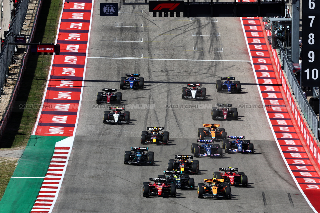 GP STATI UNITI, Charles Leclerc (MON) Ferrari SF-23 e Lando Norris (GBR) McLaren MCL60 at the partenza of the race.

22.10.2023. Formula 1 World Championship, Rd 19, United States Grand Prix, Austin, Texas, USA, Gara Day.

- www.xpbimages.com, EMail: requests@xpbimages.com © Copyright: Batchelor / XPB Images