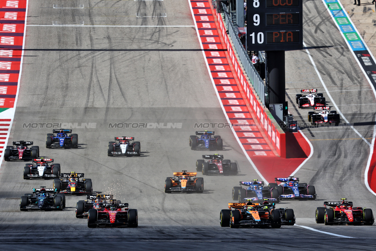 GP STATI UNITI, Charles Leclerc (MON) Ferrari SF-23 e Lando Norris (GBR) McLaren MCL60 at the partenza of the race.

22.10.2023. Formula 1 World Championship, Rd 19, United States Grand Prix, Austin, Texas, USA, Gara Day.

- www.xpbimages.com, EMail: requests@xpbimages.com © Copyright: Batchelor / XPB Images