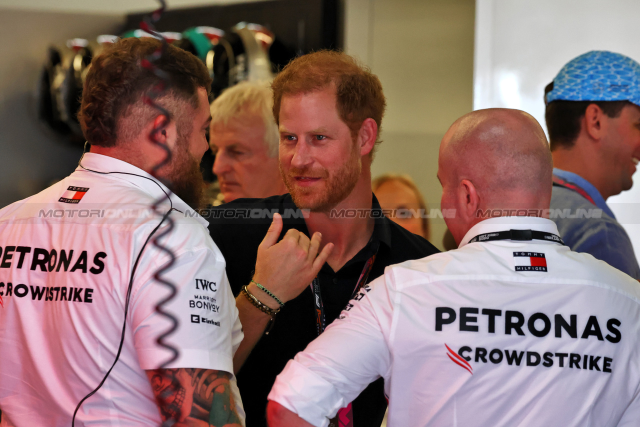GP STATI UNITI, Prince Harry (GBR) Duke of Sussex with Mercedes AMG F1.

22.10.2023. Formula 1 World Championship, Rd 19, United States Grand Prix, Austin, Texas, USA, Gara Day.

- www.xpbimages.com, EMail: requests@xpbimages.com © Copyright: Moy / XPB Images