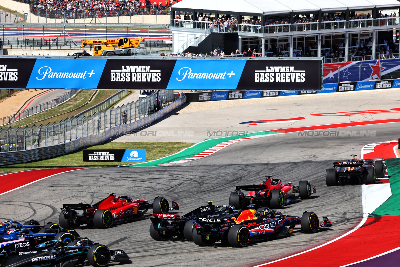 GP STATI UNITI, Max Verstappen (NLD) Red Bull Racing RB19 e Lewis Hamilton (GBR) Mercedes AMG F1 W14 at the partenza of the race.

22.10.2023. Formula 1 World Championship, Rd 19, United States Grand Prix, Austin, Texas, USA, Gara Day.

- www.xpbimages.com, EMail: requests@xpbimages.com © Copyright: Batchelor / XPB Images