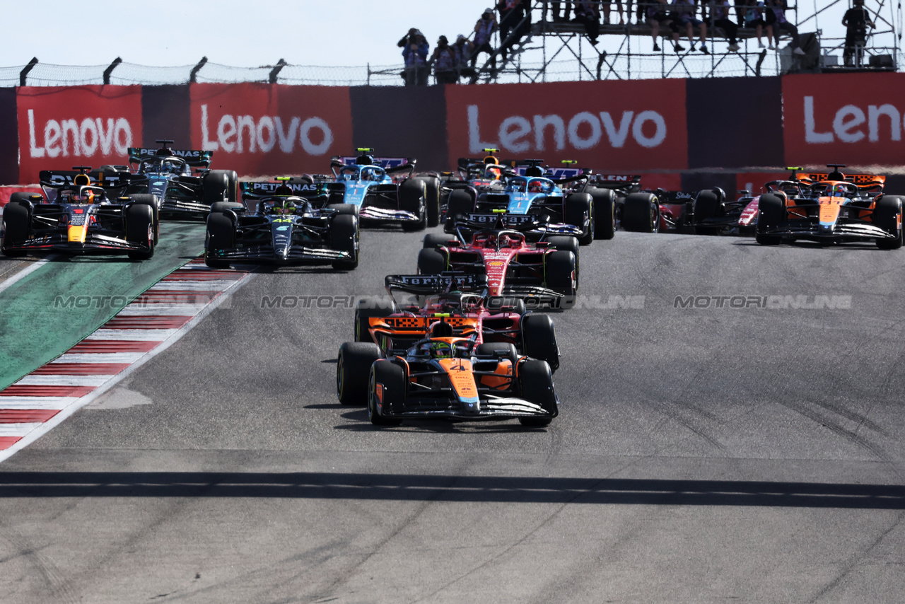 GP STATI UNITI, Lando Norris (GBR) McLaren MCL60 davanti a at the partenza of the race.

22.10.2023. Formula 1 World Championship, Rd 19, United States Grand Prix, Austin, Texas, USA, Gara Day.

- www.xpbimages.com, EMail: requests@xpbimages.com © Copyright: Bearne / XPB Images