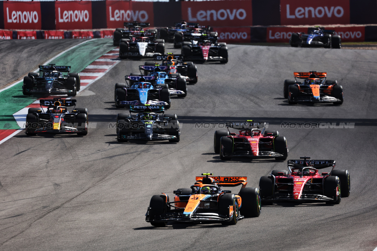 GP STATI UNITI, Lando Norris (GBR) McLaren MCL60 davanti a at the partenza of the race.

22.10.2023. Formula 1 World Championship, Rd 19, United States Grand Prix, Austin, Texas, USA, Gara Day.

- www.xpbimages.com, EMail: requests@xpbimages.com © Copyright: Bearne / XPB Images