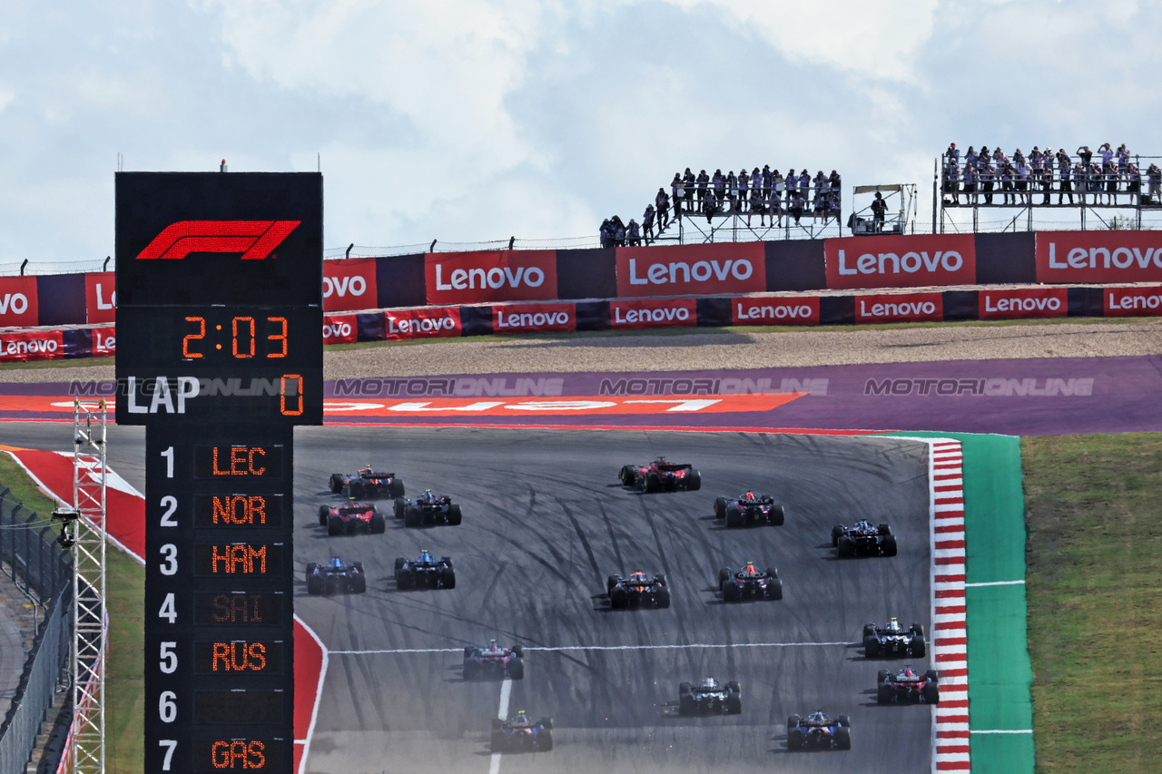 GP STATI UNITI, Lando Norris (GBR) McLaren MCL60 davanti a at the partenza of the race.

22.10.2023. Formula 1 World Championship, Rd 19, United States Grand Prix, Austin, Texas, USA, Gara Day.

- www.xpbimages.com, EMail: requests@xpbimages.com © Copyright: Moy / XPB Images