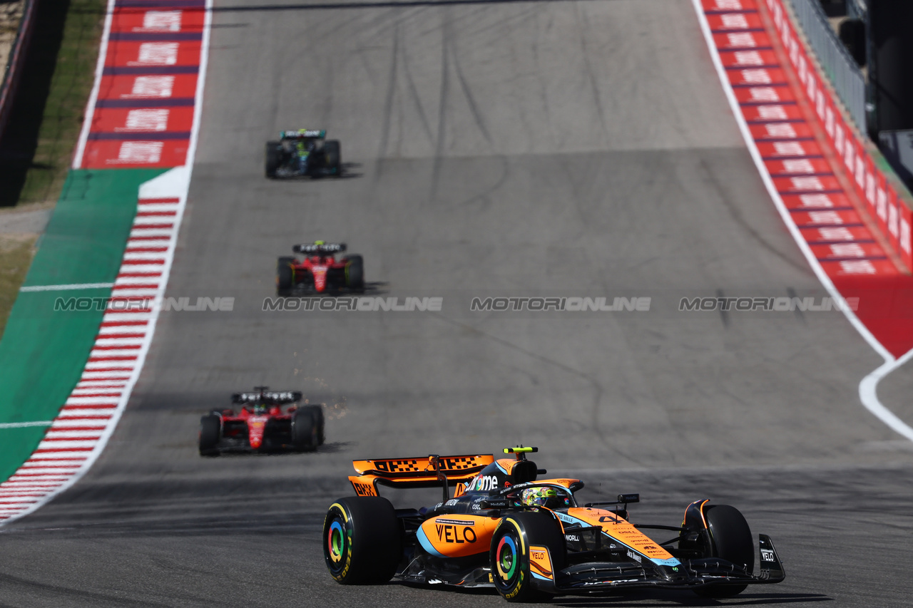 GP STATI UNITI, Lando Norris (GBR) McLaren MCL60.

22.10.2023. Formula 1 World Championship, Rd 19, United States Grand Prix, Austin, Texas, USA, Gara Day.

- www.xpbimages.com, EMail: requests@xpbimages.com © Copyright: Batchelor / XPB Images