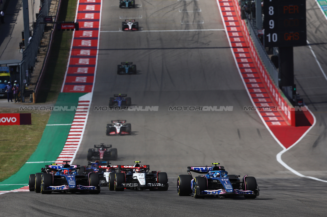 GP STATI UNITI, (L to R): Esteban Ocon (FRA) Alpine F1 Team A523 e Pierre Gasly (FRA) Alpine F1 Team A523 battle for position.

22.10.2023. Formula 1 World Championship, Rd 19, United States Grand Prix, Austin, Texas, USA, Gara Day.

- www.xpbimages.com, EMail: requests@xpbimages.com © Copyright: Batchelor / XPB Images