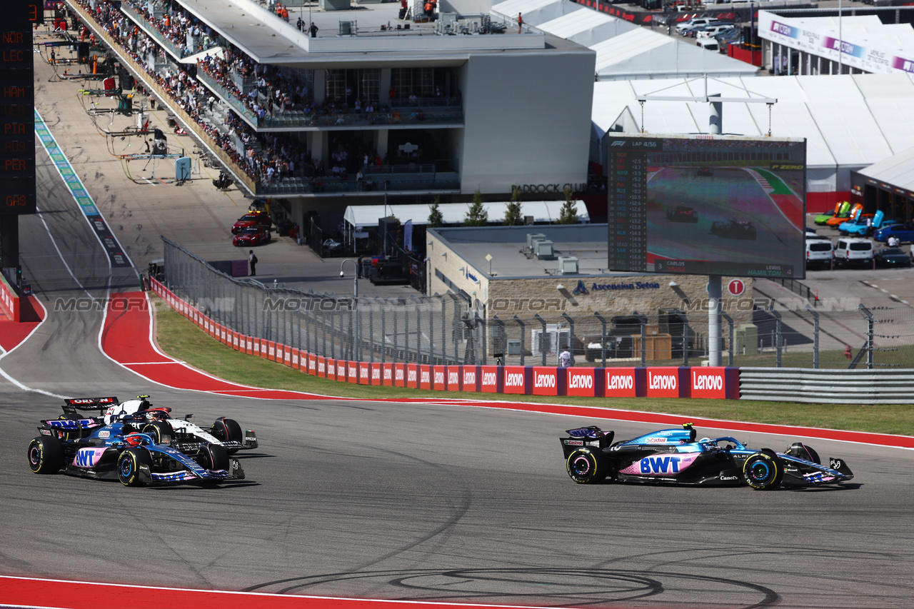 GP STATI UNITI, (L to R): Esteban Ocon (FRA) Alpine F1 Team A523 e Pierre Gasly (FRA) Alpine F1 Team A523 battle for position.

22.10.2023. Formula 1 World Championship, Rd 19, United States Grand Prix, Austin, Texas, USA, Gara Day.

- www.xpbimages.com, EMail: requests@xpbimages.com © Copyright: Batchelor / XPB Images
