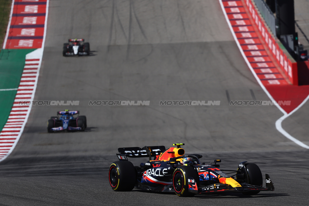 GP STATI UNITI, Sergio Perez (MEX) Red Bull Racing RB19.

22.10.2023. Formula 1 World Championship, Rd 19, United States Grand Prix, Austin, Texas, USA, Gara Day.

- www.xpbimages.com, EMail: requests@xpbimages.com © Copyright: Batchelor / XPB Images