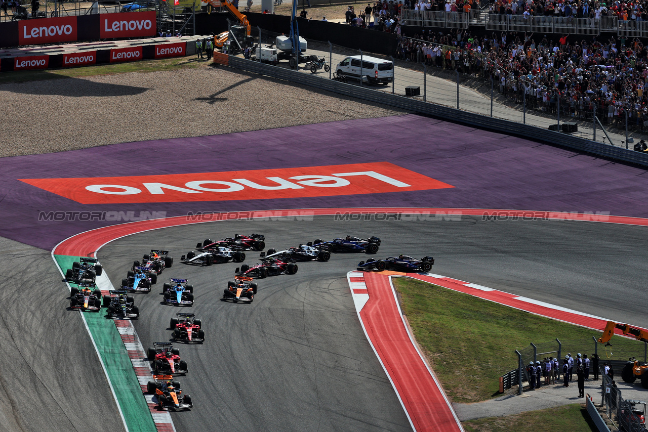 GP STATI UNITI, Lando Norris (GBR) McLaren MCL60 davanti a at the partenza of the race.

22.10.2023. Formula 1 World Championship, Rd 19, United States Grand Prix, Austin, Texas, USA, Gara Day.

- www.xpbimages.com, EMail: requests@xpbimages.com © Copyright: Batchelor / XPB Images