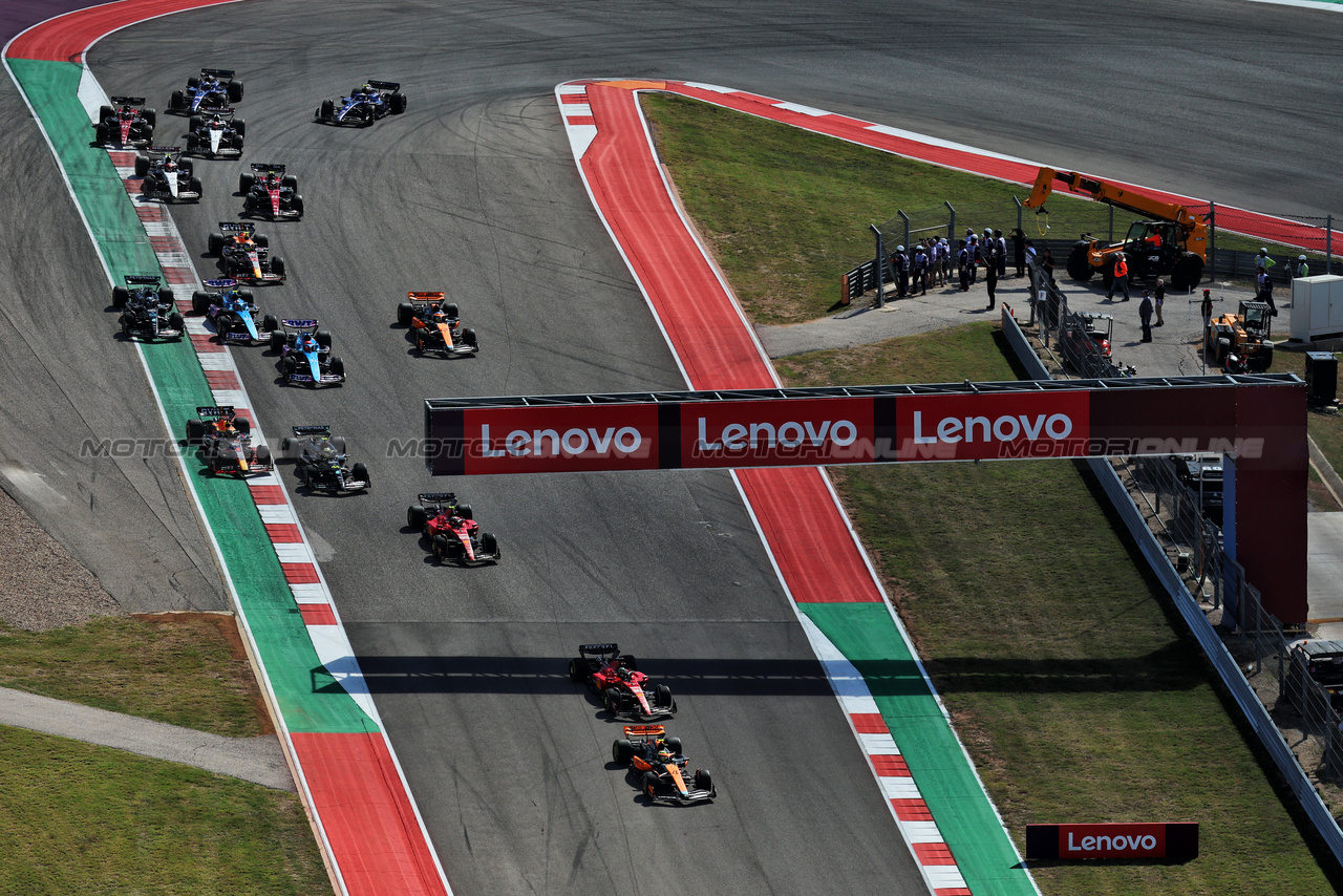 GP STATI UNITI, Lando Norris (GBR) McLaren MCL60 davanti a at the partenza of the race.

22.10.2023. Formula 1 World Championship, Rd 19, United States Grand Prix, Austin, Texas, USA, Gara Day.

- www.xpbimages.com, EMail: requests@xpbimages.com © Copyright: Batchelor / XPB Images