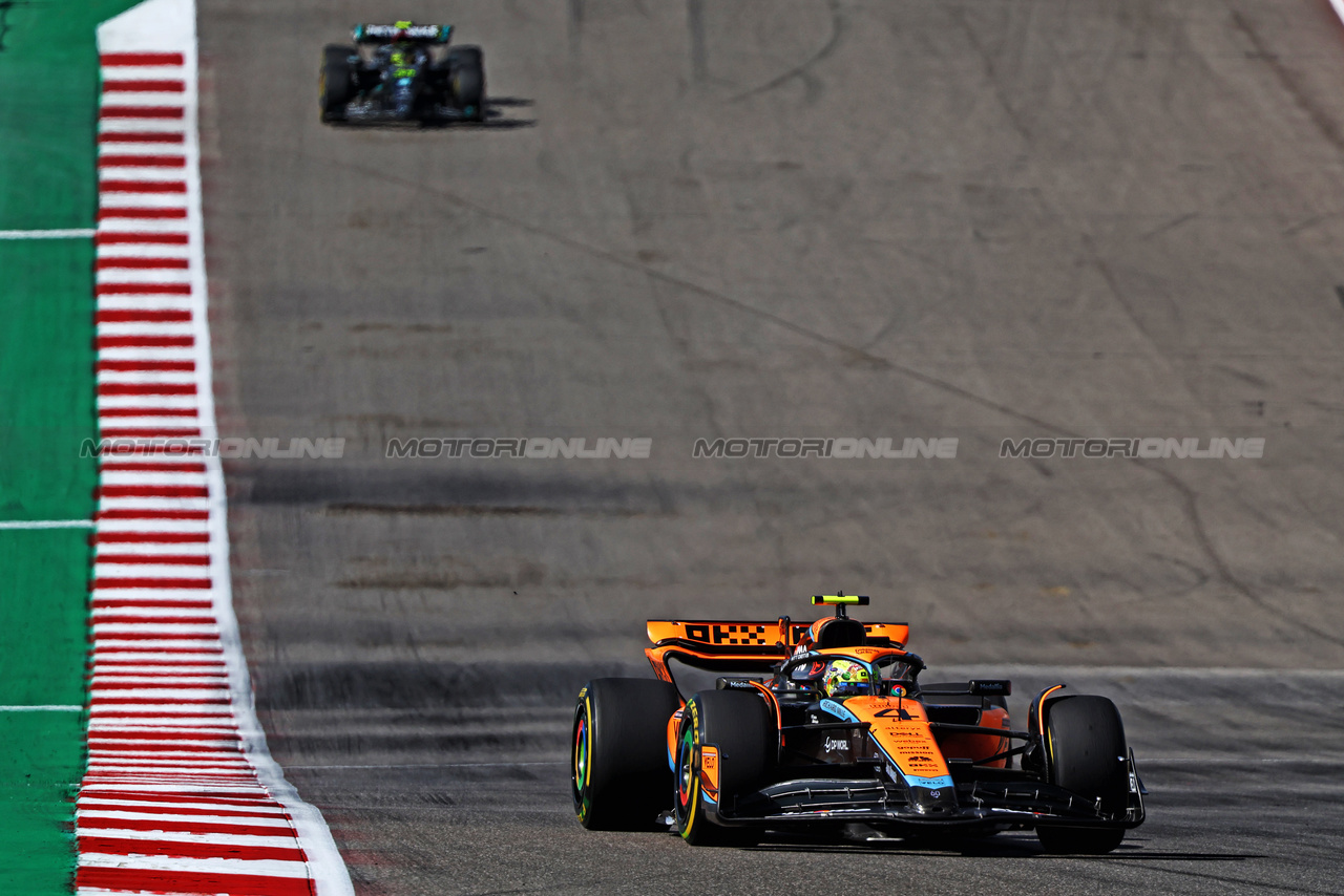 GP STATI UNITI, Lando Norris (GBR) McLaren MCL60.

22.10.2023. Formula 1 World Championship, Rd 19, United States Grand Prix, Austin, Texas, USA, Gara Day.

- www.xpbimages.com, EMail: requests@xpbimages.com © Copyright: Batchelor / XPB Images