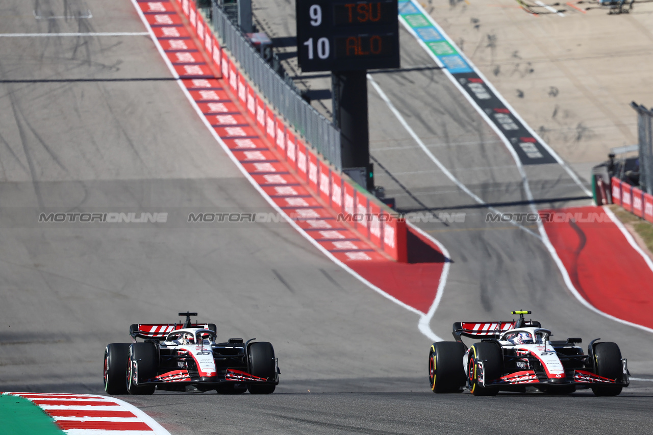 GP STATI UNITI, (L to R): Kevin Magnussen (DEN) Haas VF-23 e Nico Hulkenberg (GER) Haas VF-23 battle for position.

22.10.2023. Formula 1 World Championship, Rd 19, United States Grand Prix, Austin, Texas, USA, Gara Day.

- www.xpbimages.com, EMail: requests@xpbimages.com © Copyright: Batchelor / XPB Images
