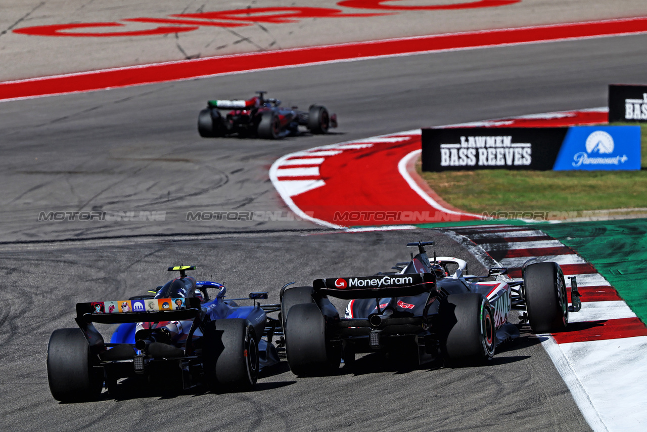 GP STATI UNITI, Kevin Magnussen (DEN) Haas VF-23 e Logan Sargeant (USA) Williams Racing FW45 battle for position.

22.10.2023. Formula 1 World Championship, Rd 19, United States Grand Prix, Austin, Texas, USA, Gara Day.

- www.xpbimages.com, EMail: requests@xpbimages.com © Copyright: Batchelor / XPB Images