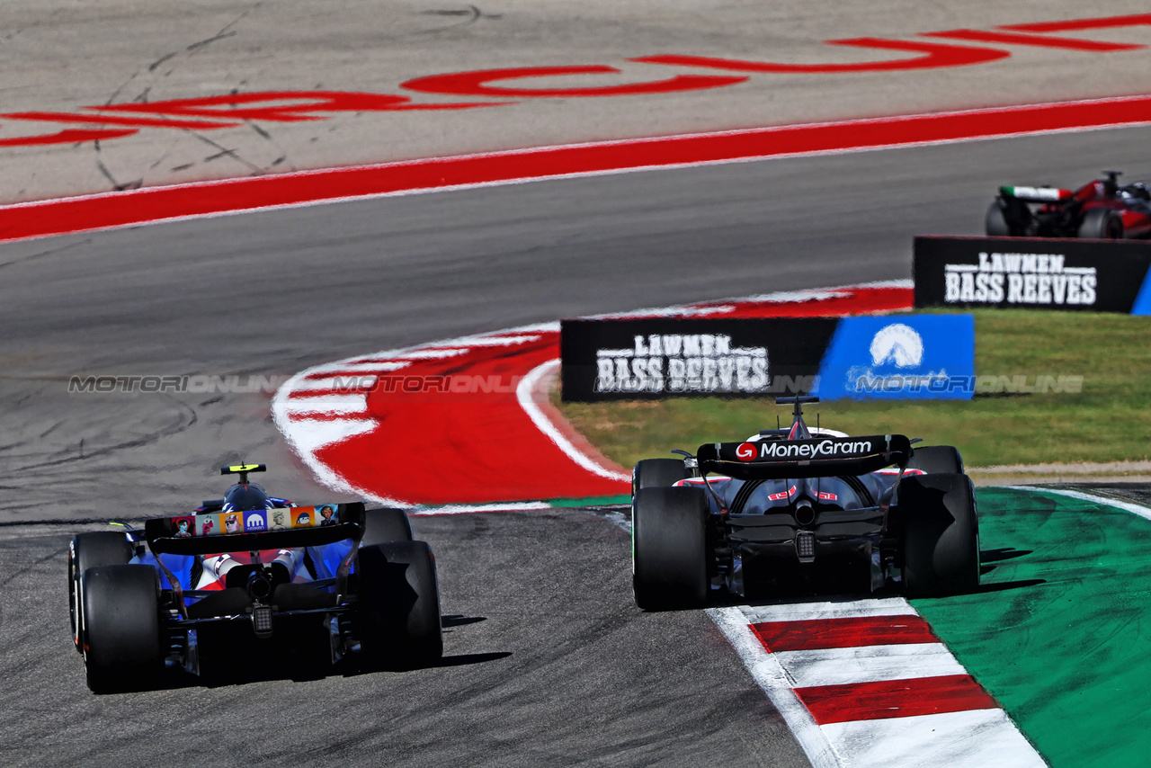 GP STATI UNITI, Kevin Magnussen (DEN) Haas VF-23 e Logan Sargeant (USA) Williams Racing FW45 battle for position.

22.10.2023. Formula 1 World Championship, Rd 19, United States Grand Prix, Austin, Texas, USA, Gara Day.

- www.xpbimages.com, EMail: requests@xpbimages.com © Copyright: Batchelor / XPB Images