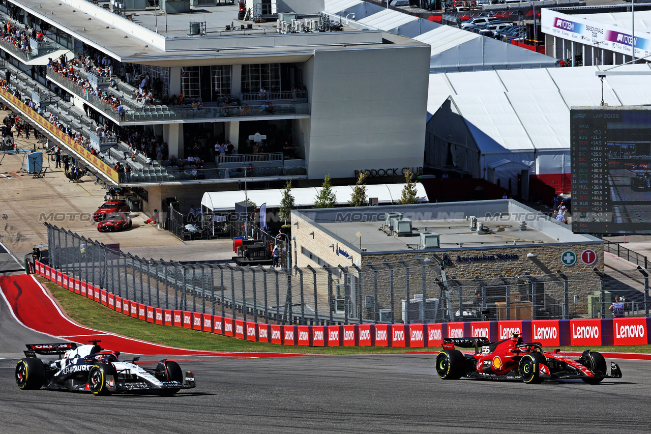 GP STATI UNITI, Carlos Sainz Jr (ESP) Ferrari SF-23 e Daniel Ricciardo (AUS) AlphaTauri AT04 battle for position.

22.10.2023. Formula 1 World Championship, Rd 19, United States Grand Prix, Austin, Texas, USA, Gara Day.

- www.xpbimages.com, EMail: requests@xpbimages.com © Copyright: Batchelor / XPB Images