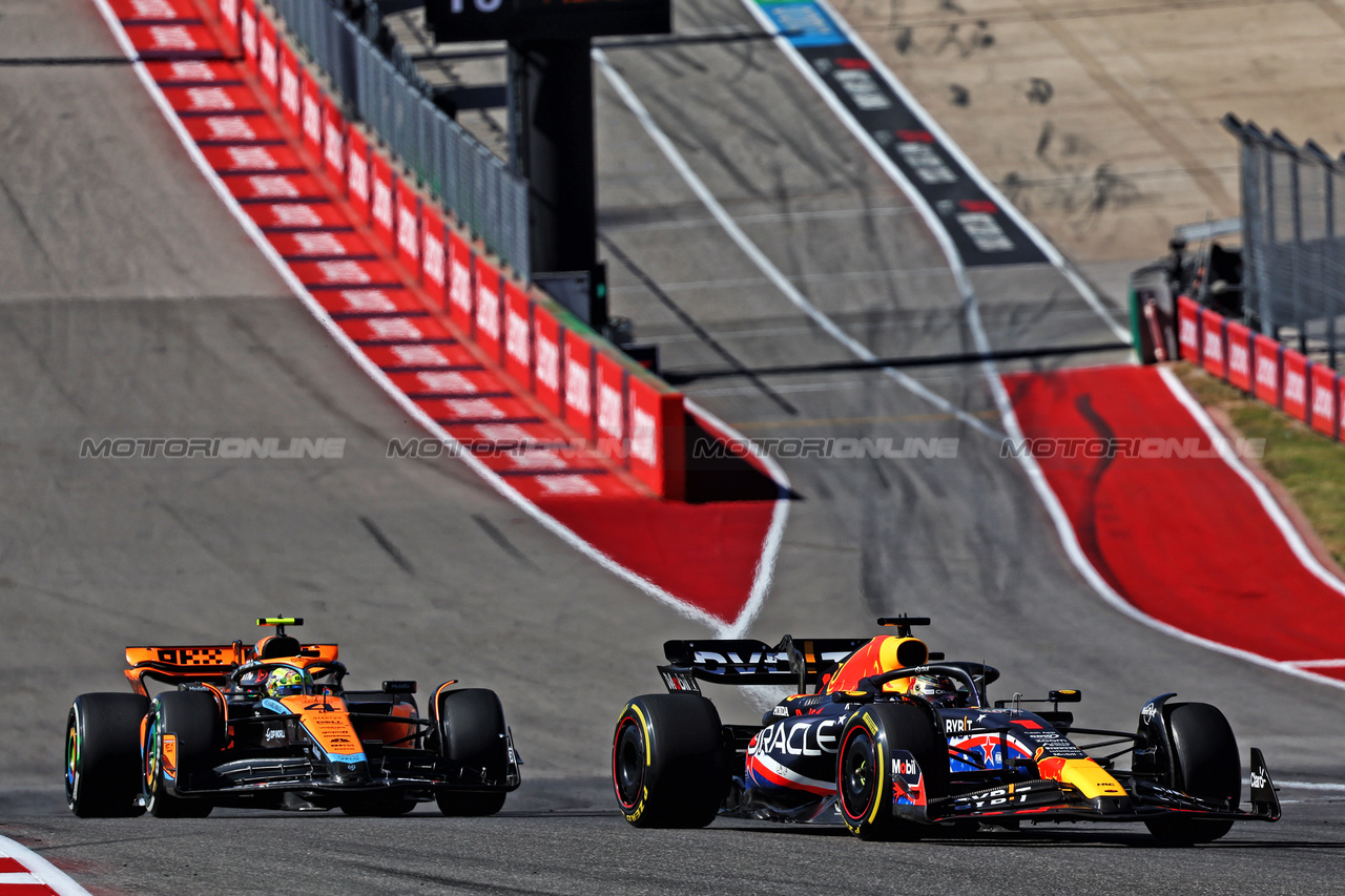 GP STATI UNITI, Max Verstappen (NLD) Red Bull Racing RB19 davanti a Lando Norris (GBR) McLaren MCL60.

22.10.2023. Formula 1 World Championship, Rd 19, United States Grand Prix, Austin, Texas, USA, Gara Day.

- www.xpbimages.com, EMail: requests@xpbimages.com © Copyright: Batchelor / XPB Images