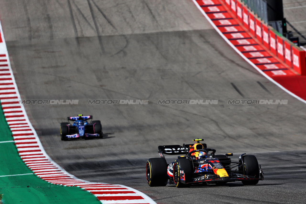 GP STATI UNITI, Sergio Perez (MEX) Red Bull Racing RB19.

22.10.2023. Formula 1 World Championship, Rd 19, United States Grand Prix, Austin, Texas, USA, Gara Day.

- www.xpbimages.com, EMail: requests@xpbimages.com © Copyright: Batchelor / XPB Images