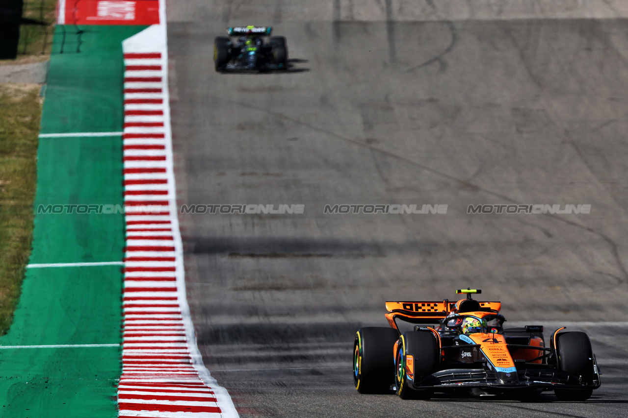 GP STATI UNITI, Lando Norris (GBR) McLaren MCL60.

22.10.2023. Formula 1 World Championship, Rd 19, United States Grand Prix, Austin, Texas, USA, Gara Day.

- www.xpbimages.com, EMail: requests@xpbimages.com © Copyright: Batchelor / XPB Images