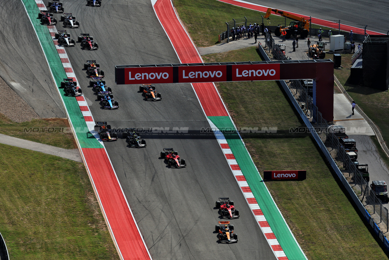 GP STATI UNITI, Lando Norris (GBR) McLaren MCL60 davanti a at the partenza of the race.

22.10.2023. Formula 1 World Championship, Rd 19, United States Grand Prix, Austin, Texas, USA, Gara Day.

 - www.xpbimages.com, EMail: requests@xpbimages.com © Copyright: Rew / XPB Images