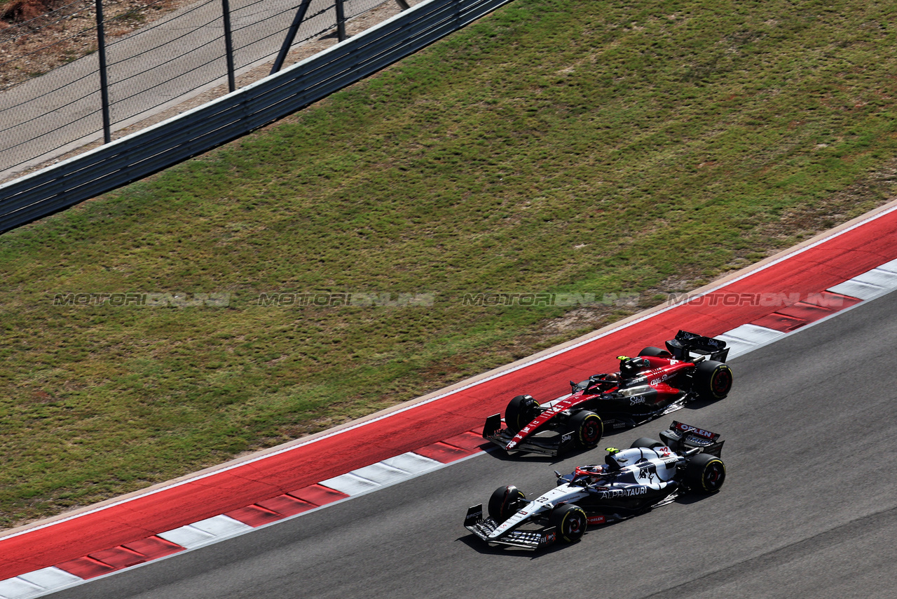 GP STATI UNITI, Yuki Tsunoda (JPN) AlphaTauri AT04 e Zhou Guanyu (CHN) Alfa Romeo F1 Team C43 battle for position.

22.10.2023. Formula 1 World Championship, Rd 19, United States Grand Prix, Austin, Texas, USA, Gara Day.

 - www.xpbimages.com, EMail: requests@xpbimages.com © Copyright: Rew / XPB Images
