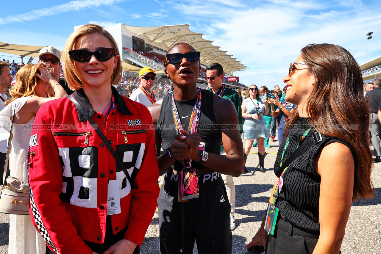 GP STATI UNITI, Chloe Grace Moretz (USA) Actress (Left) with Dina Asher-Smith (GBR) Athlete on the grid.

22.10.2023. Formula 1 World Championship, Rd 19, United States Grand Prix, Austin, Texas, USA, Gara Day.

- www.xpbimages.com, EMail: requests@xpbimages.com © Copyright: Batchelor / XPB Images