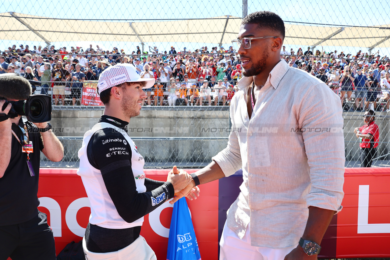 GP STATI UNITI, (L to R): Pierre Gasly (FRA) Alpine F1 Team with Anthony Joshua (GBR) Boxer e Otro Capital Alpine F1 Team Investor on the grid.

22.10.2023. Formula 1 World Championship, Rd 19, United States Grand Prix, Austin, Texas, USA, Gara Day.

- www.xpbimages.com, EMail: requests@xpbimages.com © Copyright: Batchelor / XPB Images
