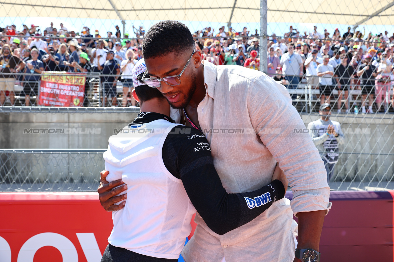 GP STATI UNITI, (L to R): Pierre Gasly (FRA) Alpine F1 Team with Anthony Joshua (GBR) Boxer e Otro Capital Alpine F1 Team Investor on the grid.

22.10.2023. Formula 1 World Championship, Rd 19, United States Grand Prix, Austin, Texas, USA, Gara Day.

- www.xpbimages.com, EMail: requests@xpbimages.com © Copyright: Batchelor / XPB Images