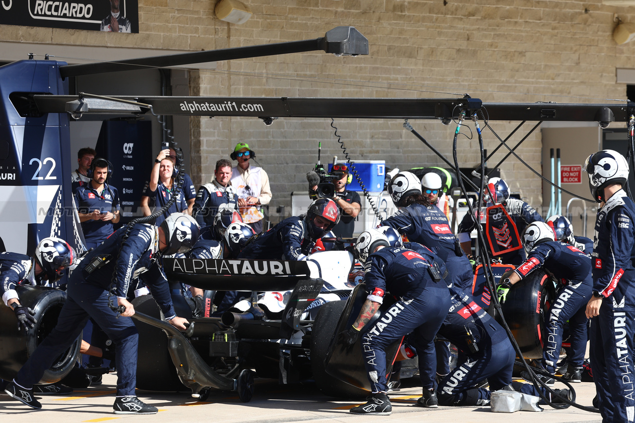 GP STATI UNITI, Daniel Ricciardo (AUS) AlphaTauri AT04 makes a pit stop.

22.10.2023. Formula 1 World Championship, Rd 19, United States Grand Prix, Austin, Texas, USA, Gara Day.

- www.xpbimages.com, EMail: requests@xpbimages.com © Copyright: Batchelor / XPB Images