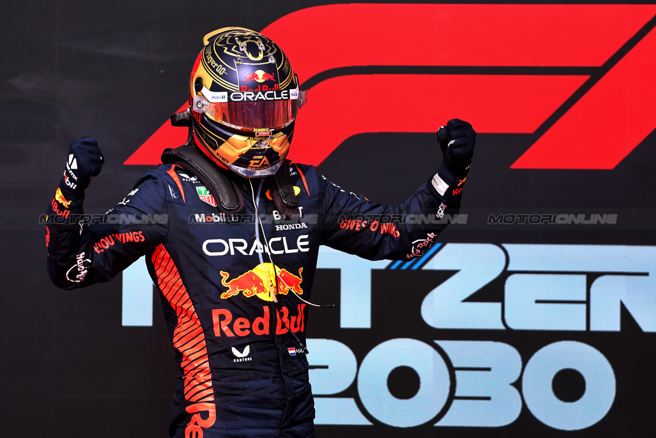 GP STATI UNITI, Gara winner Max Verstappen (NLD) Red Bull Racing celebrates in parc ferme.

22.10.2023. Formula 1 World Championship, Rd 19, United States Grand Prix, Austin, Texas, USA, Gara Day.

- www.xpbimages.com, EMail: requests@xpbimages.com © Copyright: Batchelor / XPB Images
