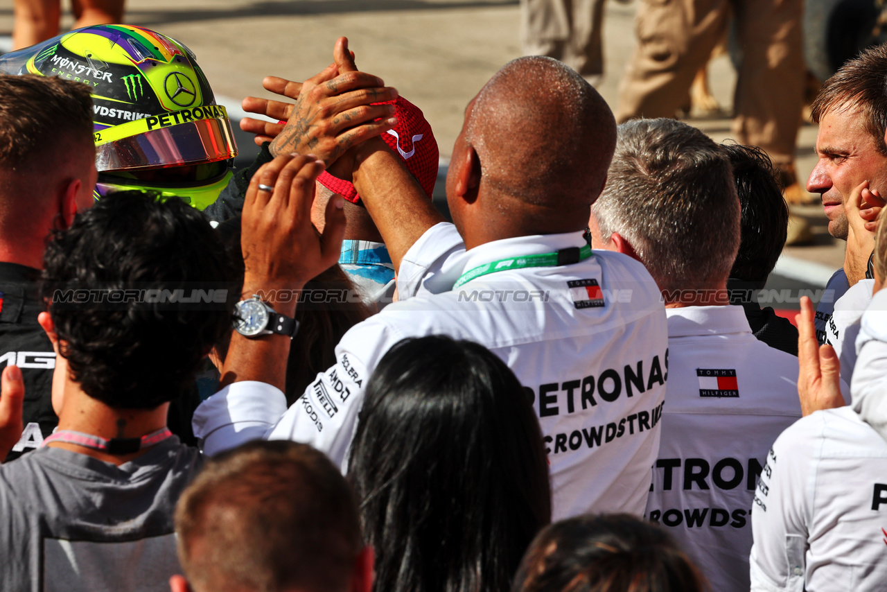 GP STATI UNITI, Lewis Hamilton (GBR) Mercedes AMG F1 celebrates his second position with the team.

22.10.2023. Formula 1 World Championship, Rd 19, United States Grand Prix, Austin, Texas, USA, Gara Day.

- www.xpbimages.com, EMail: requests@xpbimages.com © Copyright: Batchelor / XPB Images