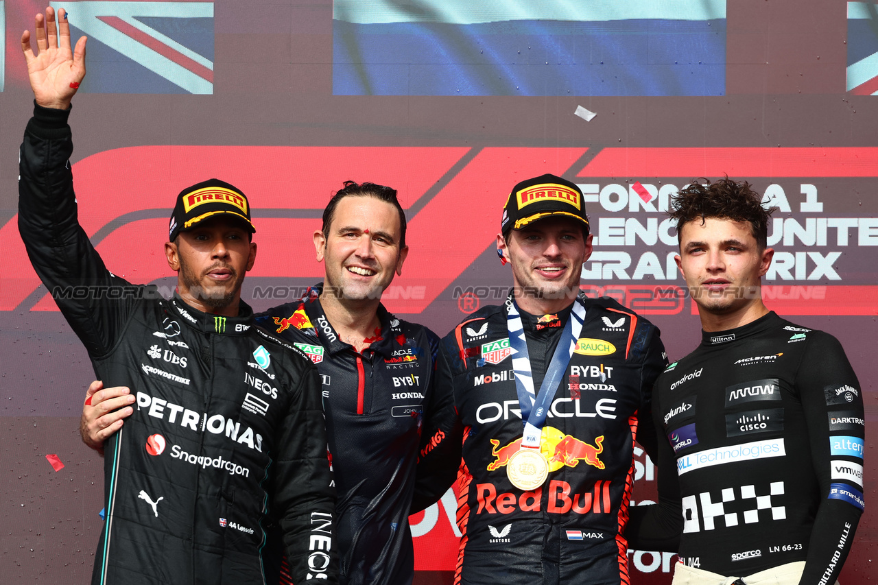 GP STATI UNITI, 1st place Max Verstappen (NLD) Red Bull Racing RB19, with John Hammond (GBR) Red Bull Racing Physiotherapist, 2nd place Lewis Hamilton (GBR) Mercedes AMG F1 W14 e 3rd place Lando Norris (GBR) McLaren.
22.10.2023. Formula 1 World Championship, Rd 19, United States Grand Prix, Austin, Texas, USA, Gara Day.
- www.xpbimages.com, EMail: requests@xpbimages.com © Copyright: Batchelor / XPB Images