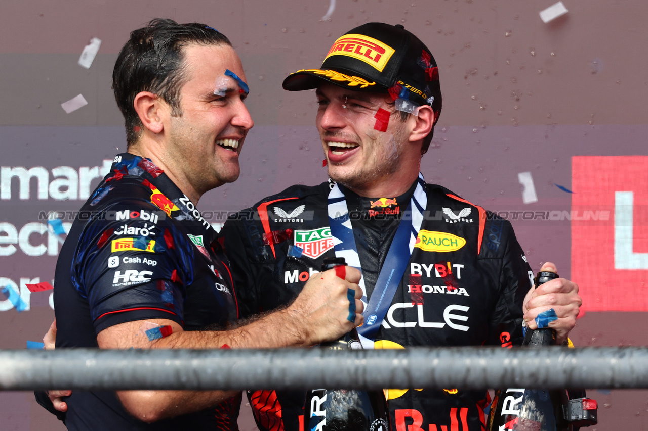 GP STATI UNITI, John Hammond (GBR) Red Bull Racing Physiotherapist e 1st place Max Verstappen (NLD) Red Bull Racing.
22.10.2023. Formula 1 World Championship, Rd 19, United States Grand Prix, Austin, Texas, USA, Gara Day.
- www.xpbimages.com, EMail: requests@xpbimages.com © Copyright: Batchelor / XPB Images