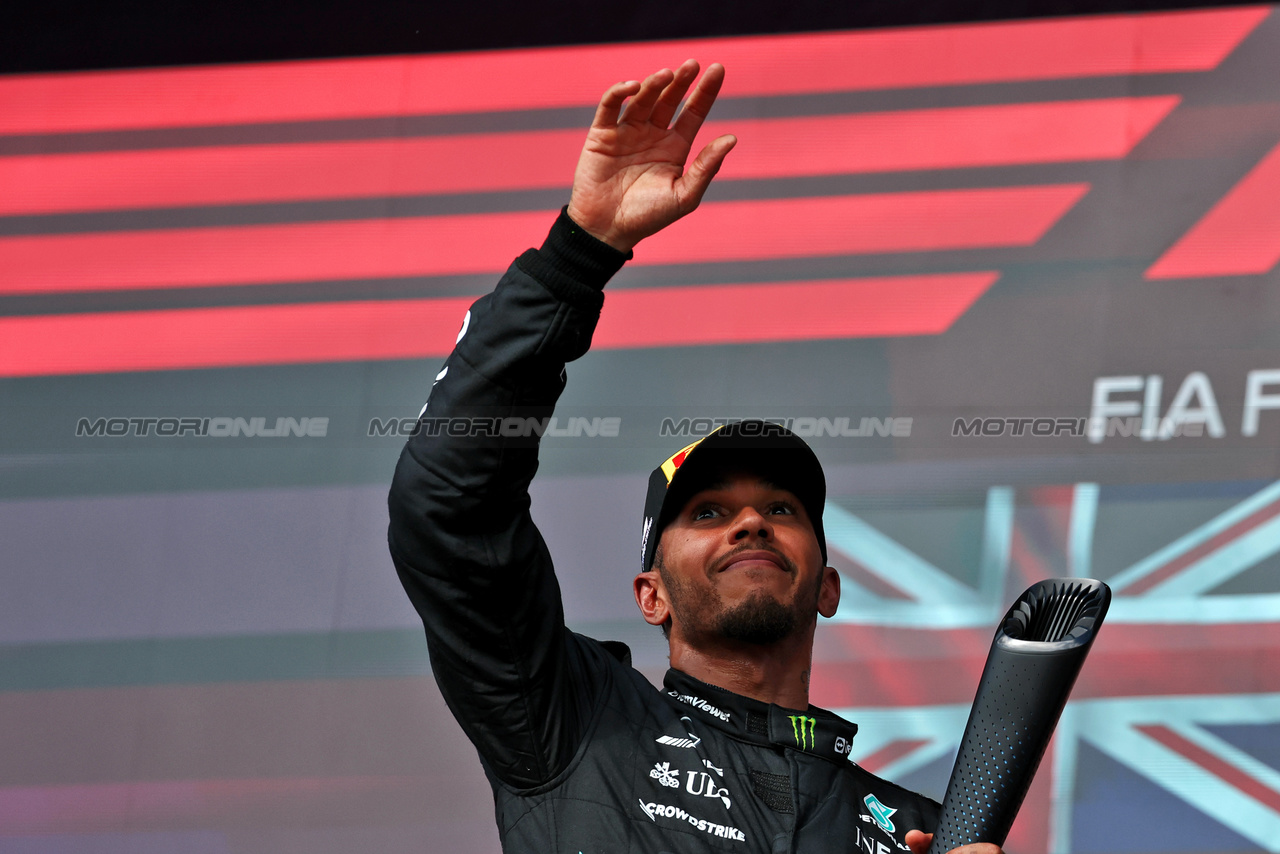 GP STATI UNITI, Lewis Hamilton (GBR) Mercedes AMG F1 celebrates his second position on the podium.

22.10.2023. Formula 1 World Championship, Rd 19, United States Grand Prix, Austin, Texas, USA, Gara Day.

- www.xpbimages.com, EMail: requests@xpbimages.com © Copyright: Moy / XPB Images