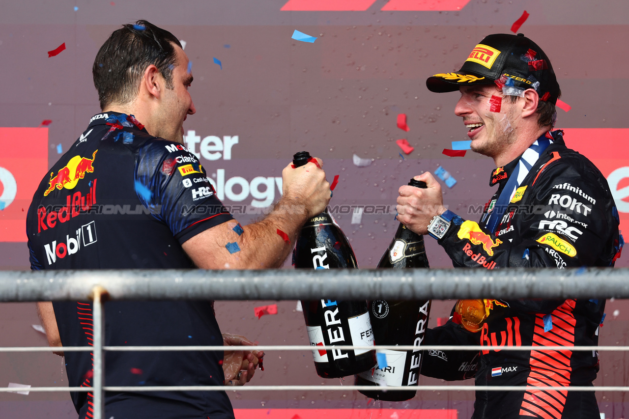 GP STATI UNITI, John Hammond (GBR) Red Bull Racing Physiotherapist e 1st place Max Verstappen (NLD) Red Bull Racing.
22.10.2023. Formula 1 World Championship, Rd 19, United States Grand Prix, Austin, Texas, USA, Gara Day.
- www.xpbimages.com, EMail: requests@xpbimages.com © Copyright: Batchelor / XPB Images